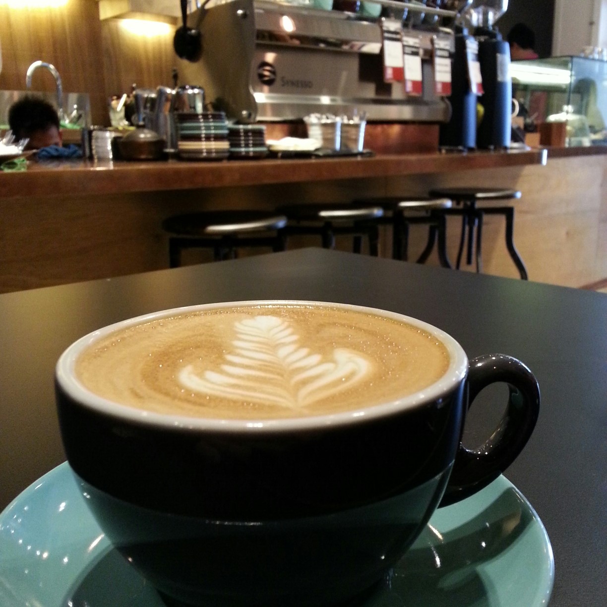 Cafe cup. Кофе в кафе. Чашка кофе в кафе реальные. Красивый кофе. Красивая кофейня.