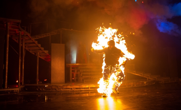 b2ap3_thumbnail_HHN4-Launch---Minister-of-Evil-sets-a-protestor-ablaze-on-stage.jpg