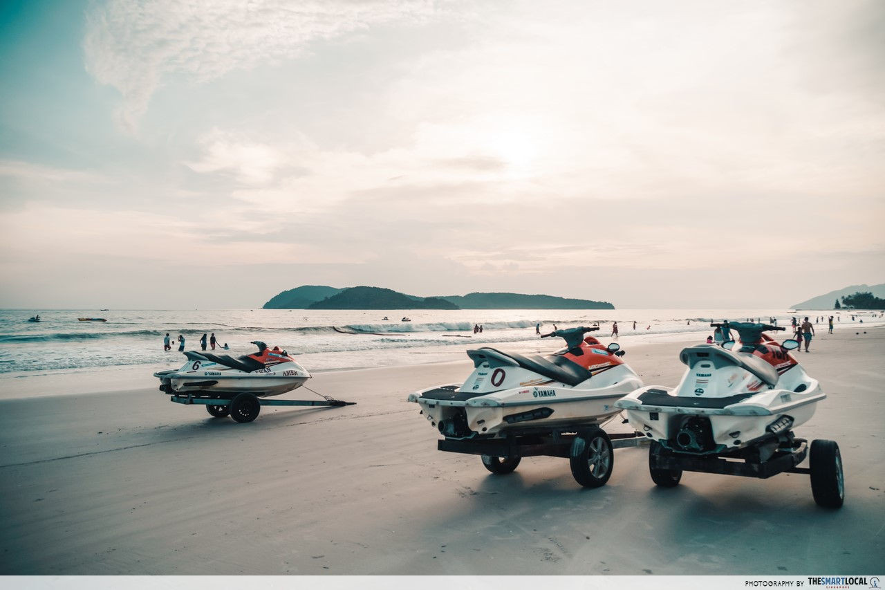 Check out the beach activities at Pantai Cenang, which include paragliding and jet ski-ing. 