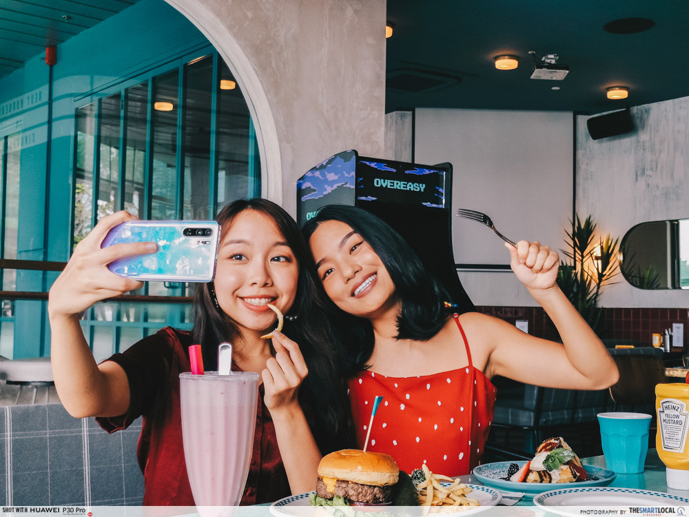 alfresco dining selfie with huawei p30 pro