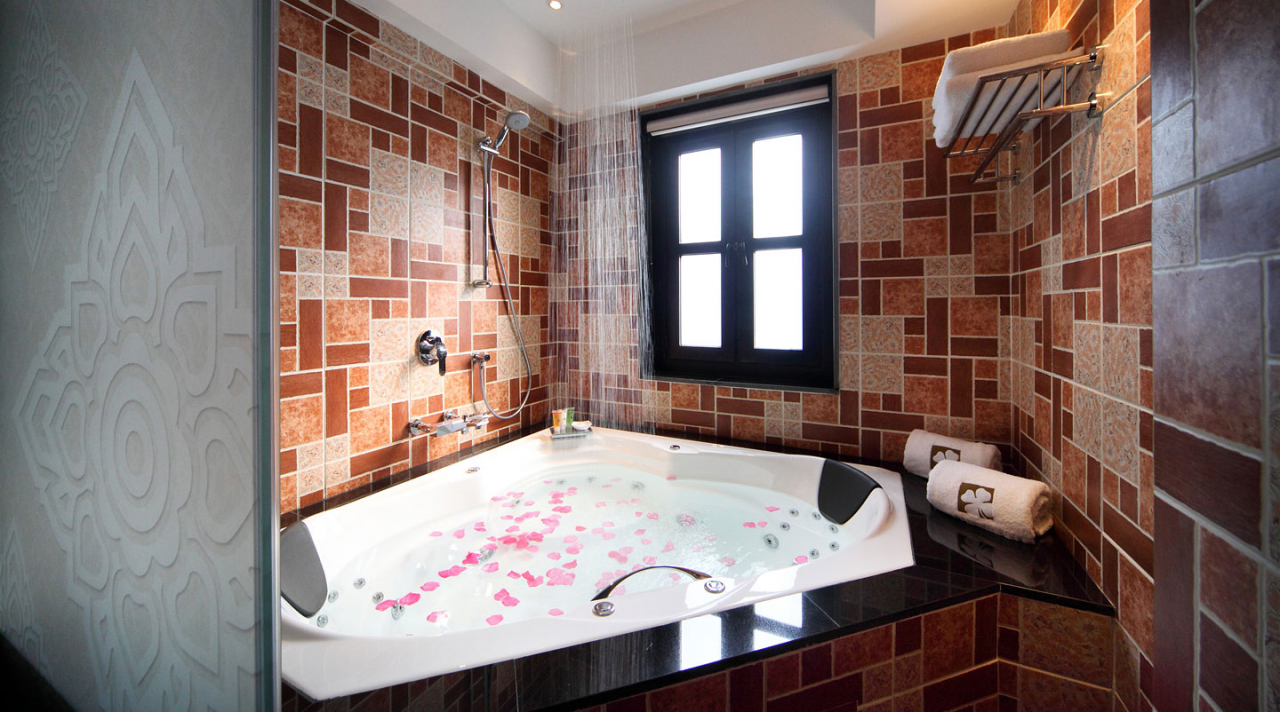 hotel clover 33 jalan sultan garden lavish suite jacuzzi hot tub