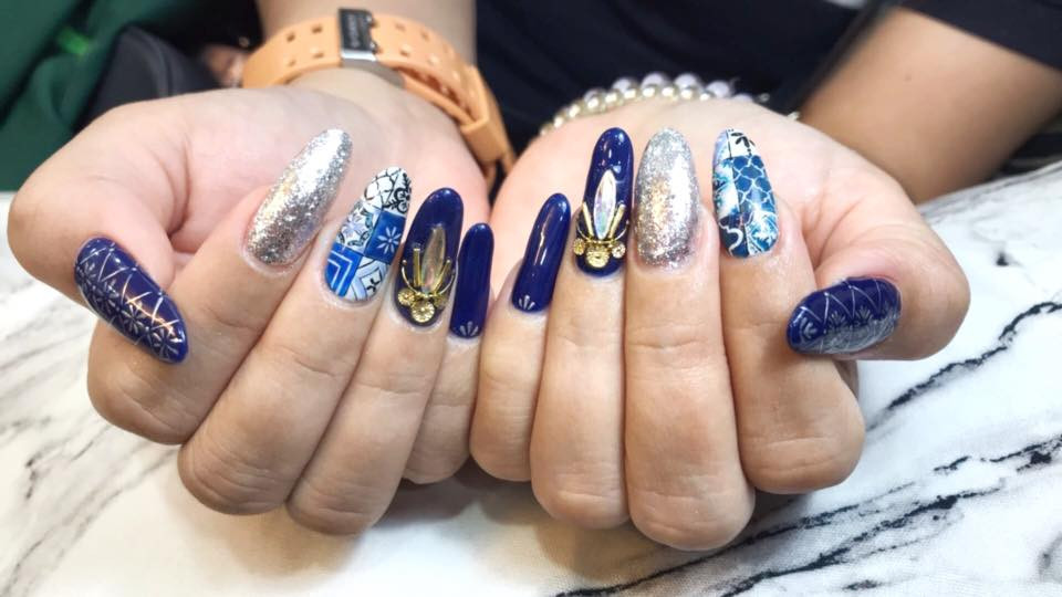 Fairy Nails' blue nails 