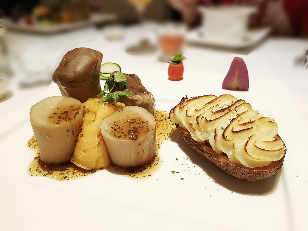 Vegan vegetarian restaurants for dates Baked Potato Al Funghi 