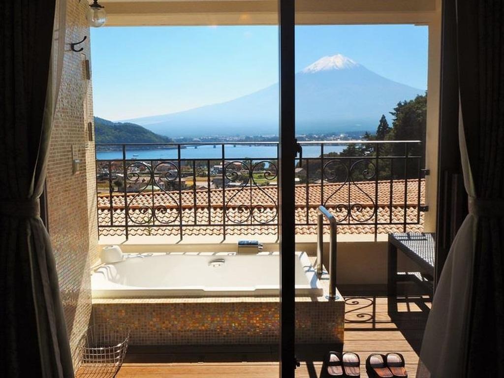 10 Hotels In Japan With Views Of Mount Fuji That Look Straight Out Of A Postcard la vista balcony