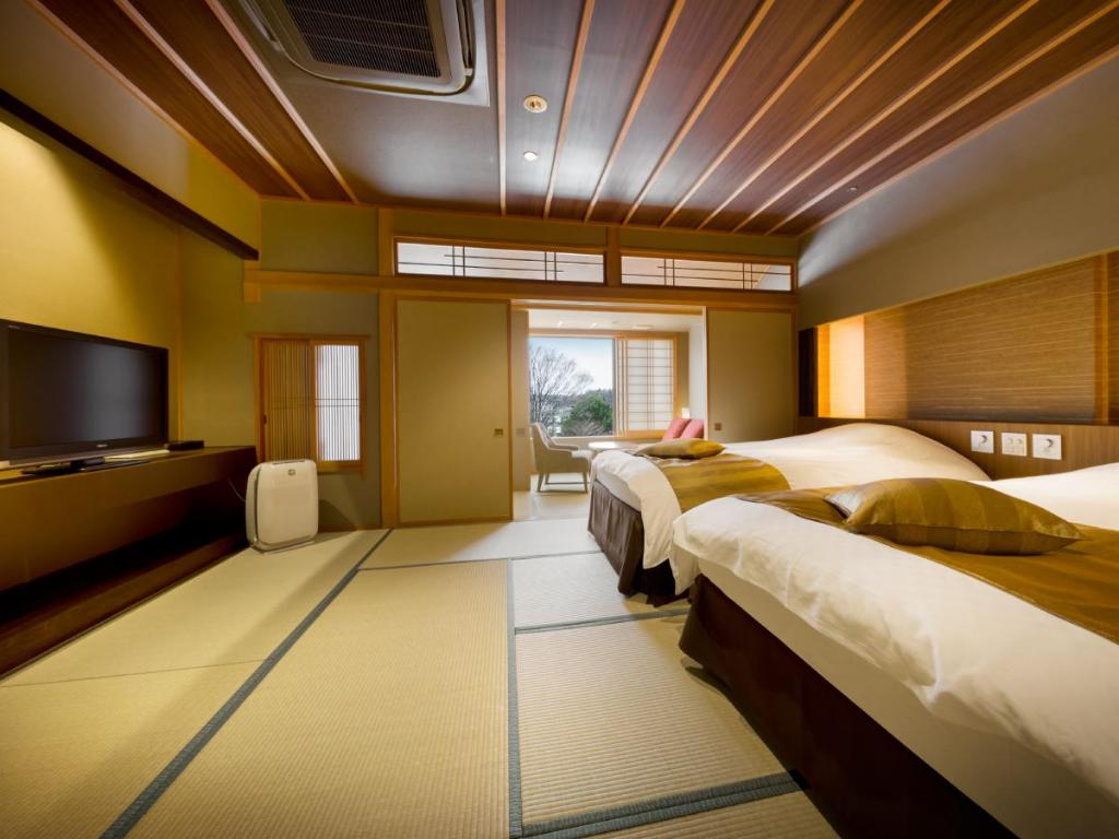 10 Hotels In Japan With Views Of Mount Fuji That Look Straight Out Of A Postcard fujisan onsen room