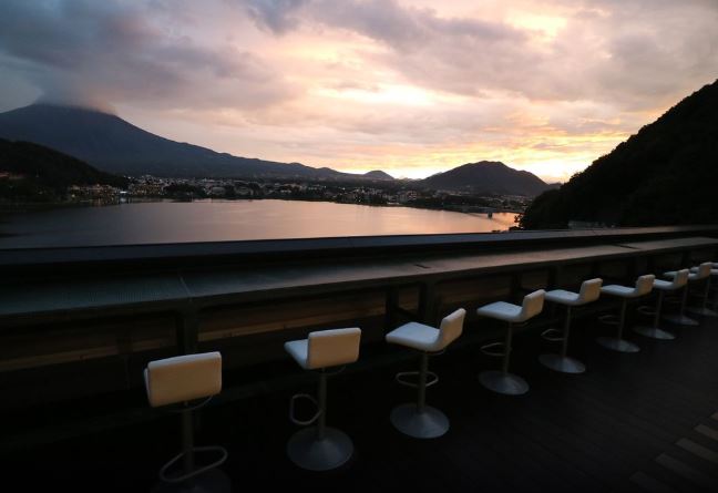 10 Hotels In Japan With Views Of Mount Fuji That Look Straight Out Of A Postcard mizno hotel bar