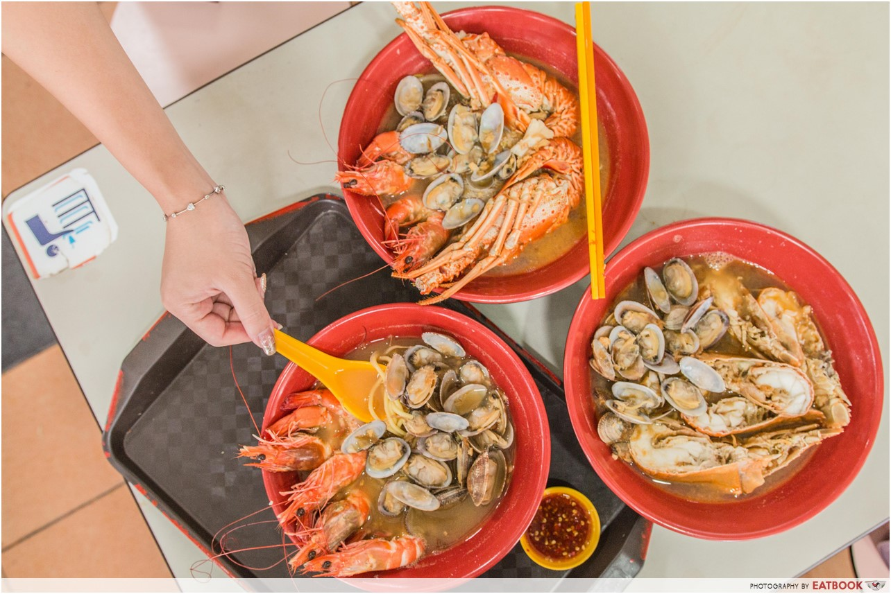 backpacking in singapore - hawker food with prawns and clams in soup