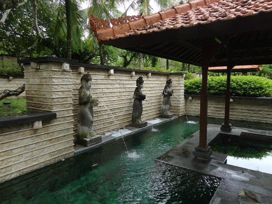 bali luxury hotels - grand hyatt bali balinese feature pool