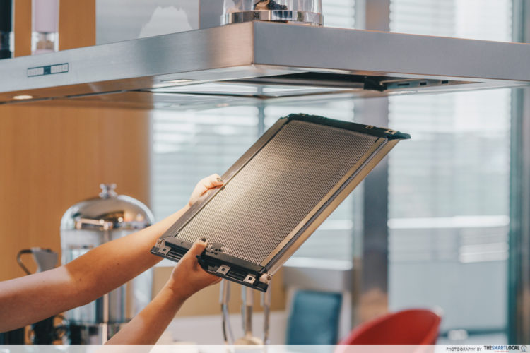 8 Kitchen Tips To Choose Cooker Hoods, Hobs & Ovens For Beginners