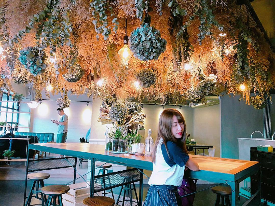 Wonderland Cafe Hualien interior