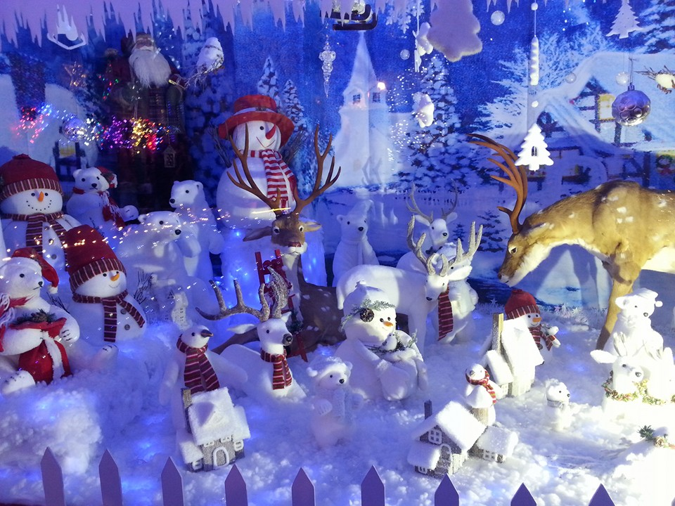 Henry Christmas Wholesaler snowman display