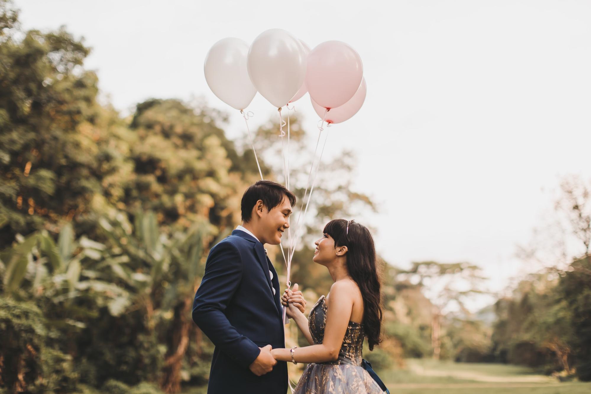 Pre-wedding photoshoot balloons