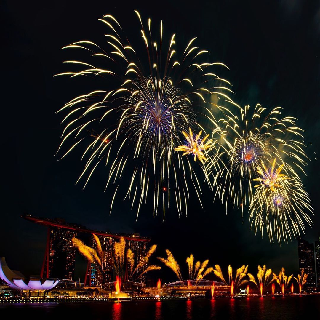 best fireworks viewing spots in singapore - Queen elizabeth walk