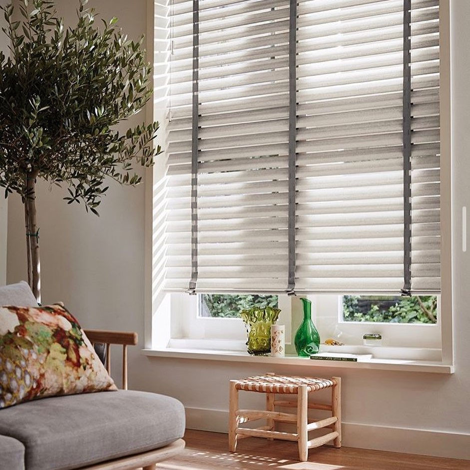 Venetian blinds are stylish household items that can easily create a cozy atmosphere