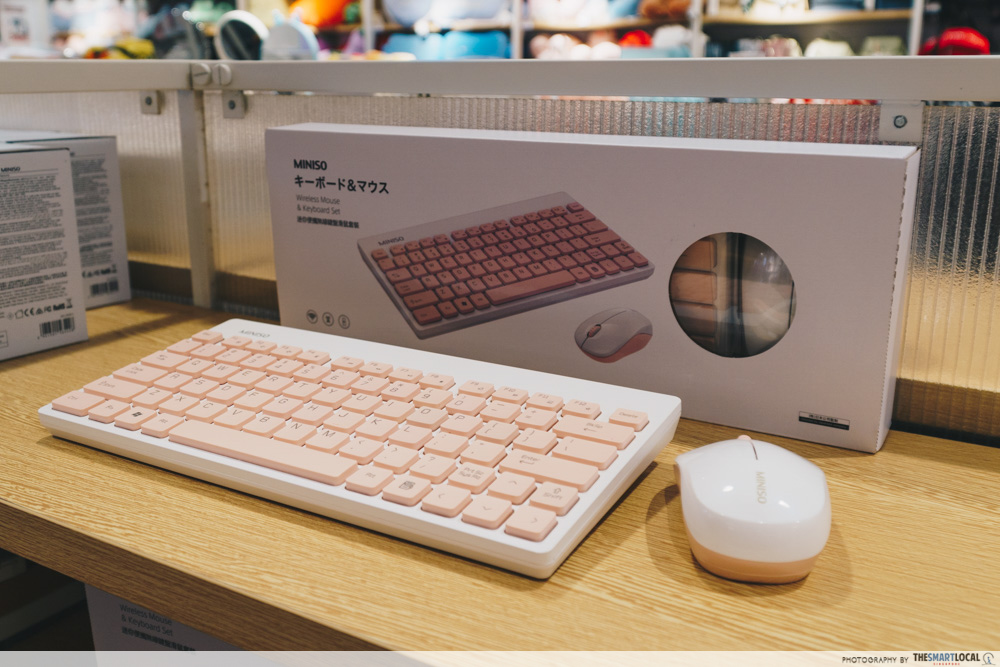 Wireless keyboard and mouse set
