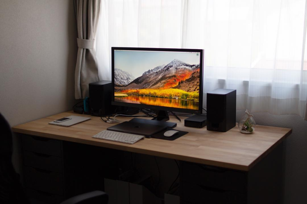 8 Best Computer Monitors In Singapore From For WFH, Netflix & Gaming