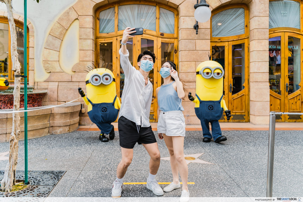 Universal Studios Singapore - Meet and greet with Minions