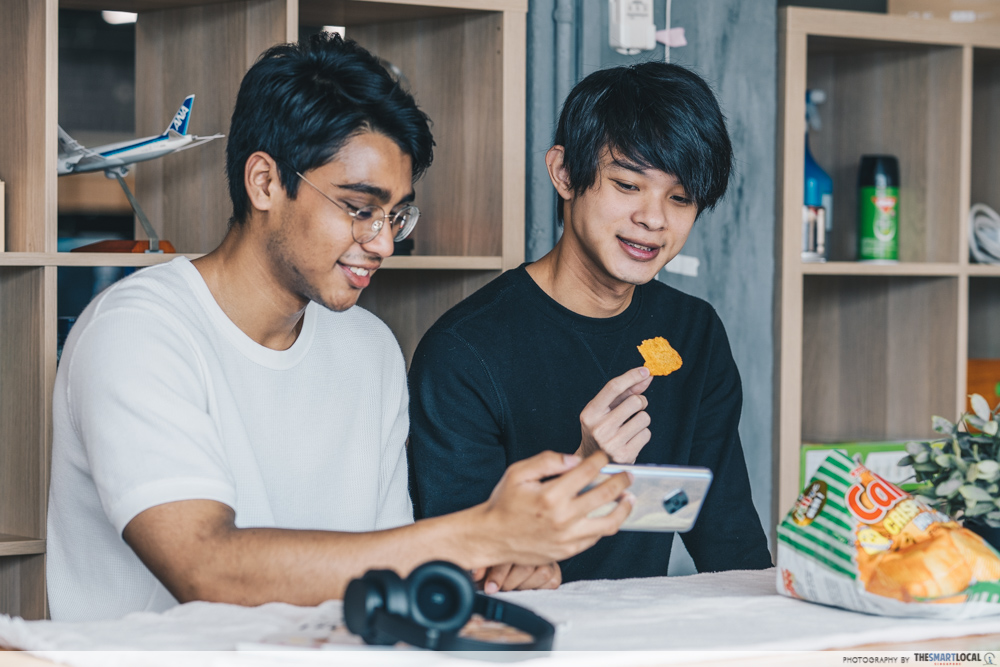 two people eating chips while using the vivo x50e 5g