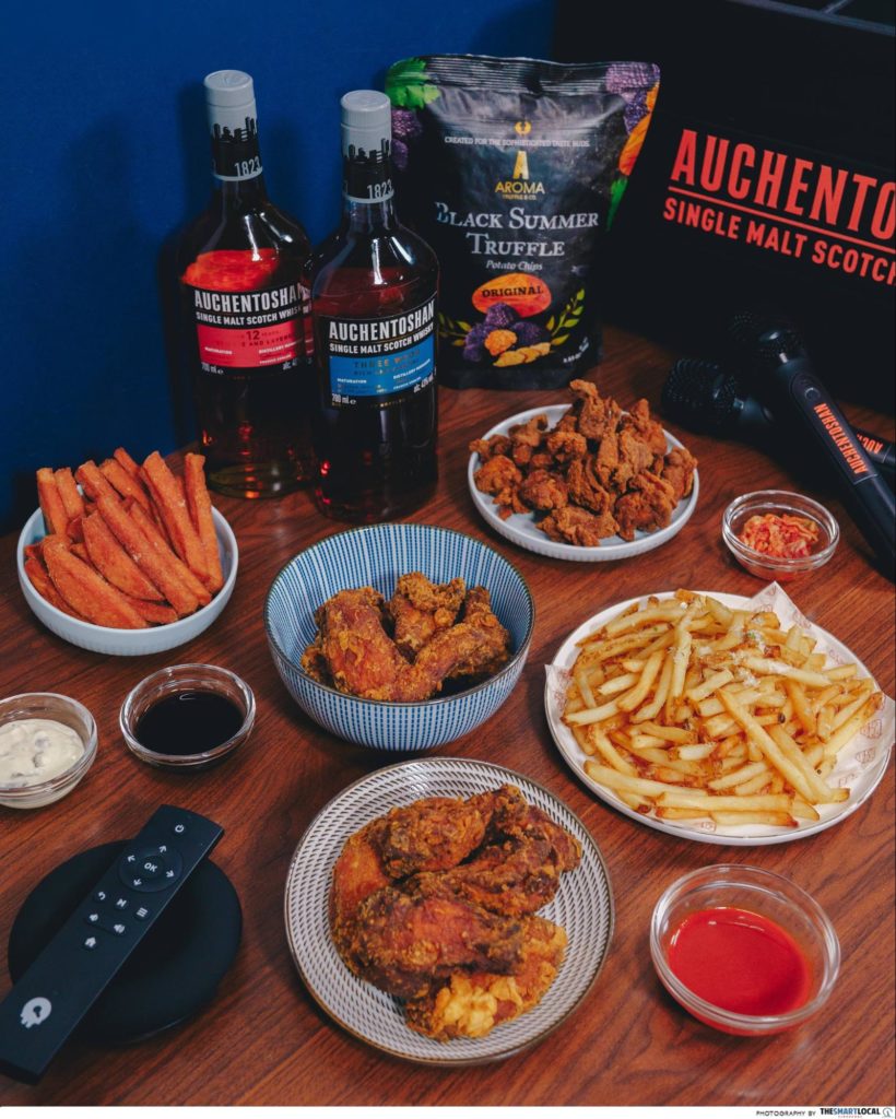 This Karaoke Kit Lets You Turn Your Living Room Into A KTV Easily