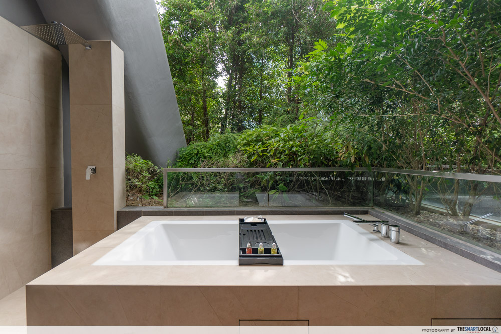 Dusit Thani Laguna Singapore - room bathtub
