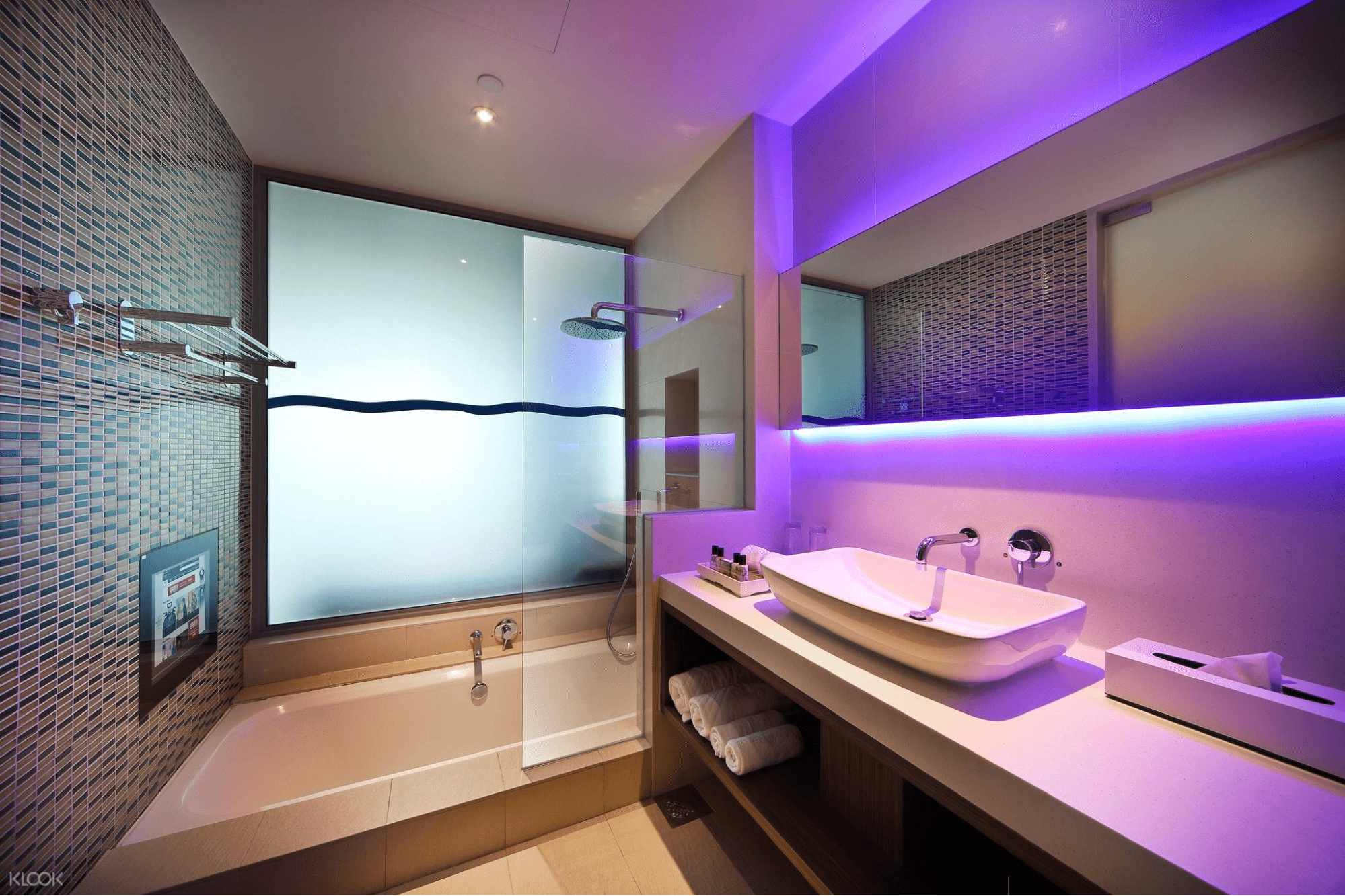 ONE°15 Marina Sentosa Cove - bathroom with tub and TV