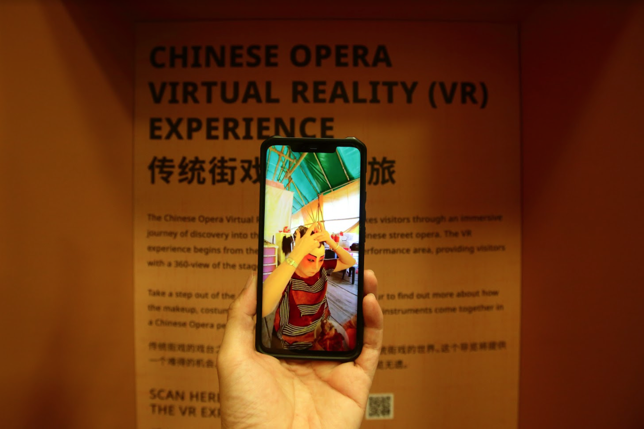 viewing the virtual reality opera exhibit on a smartphone by scanning qr code