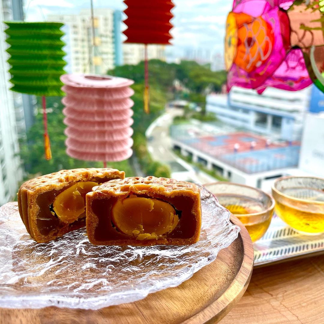 mid-autumn festival singapore - mooncake with tea