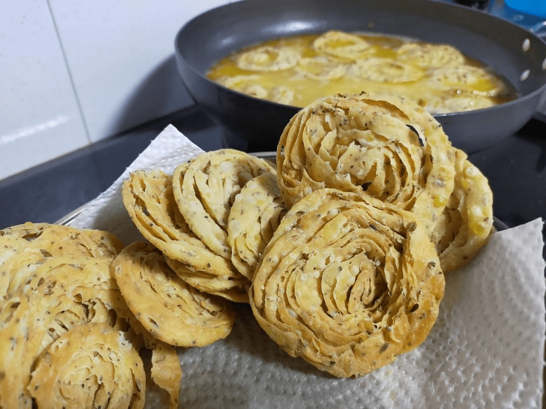 Maida Puri Indian Crackers