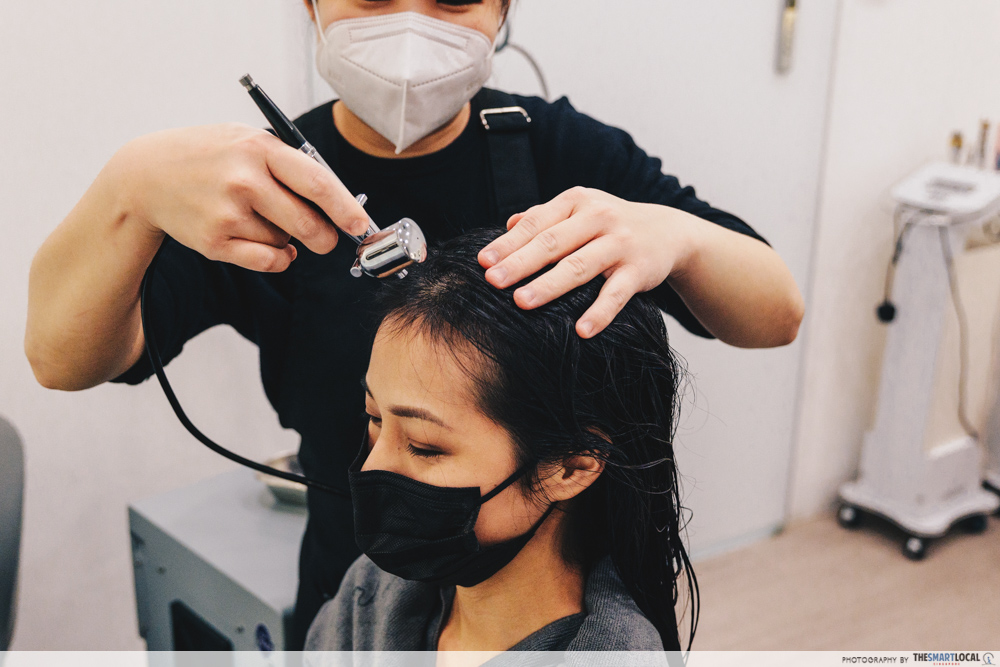 Oxygen treatment on scalp at PHS Hairscience