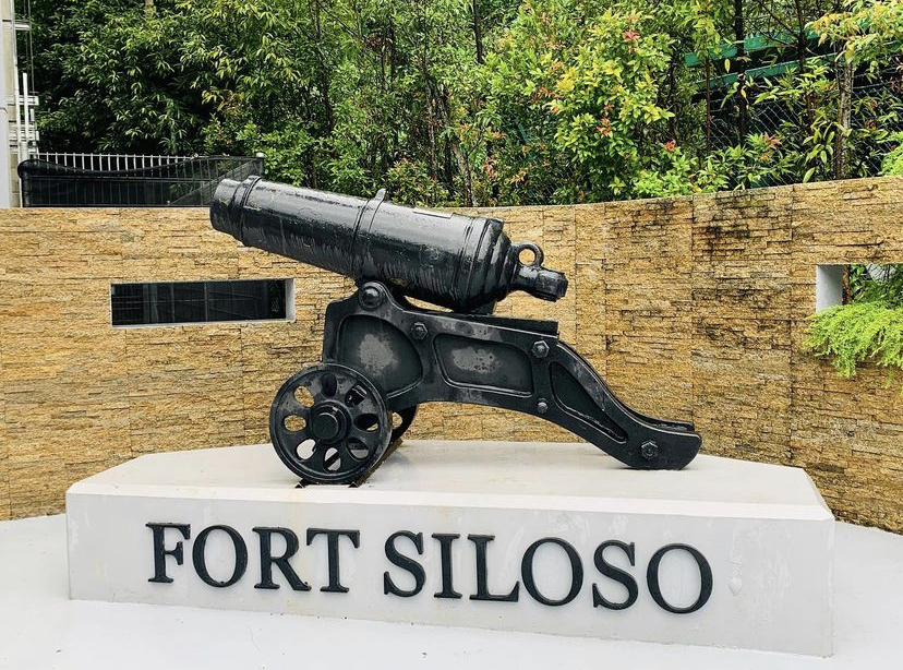  an old cannon at fort siloso on a platform