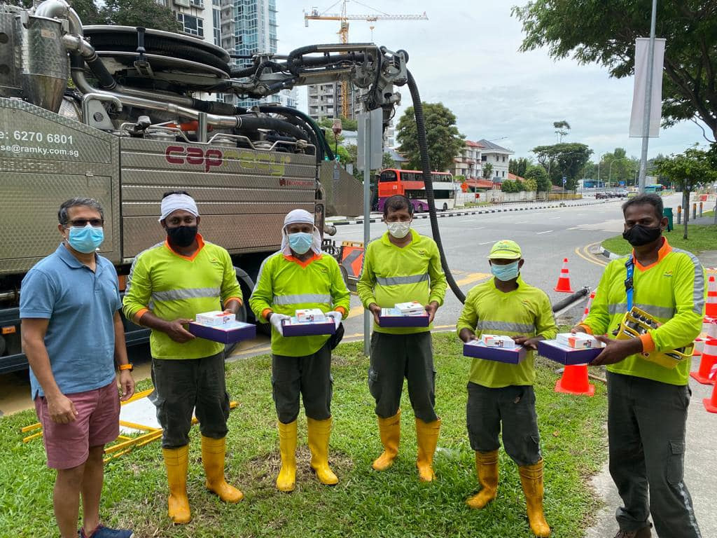 yio chu kang residents giving gifts to migrant workers