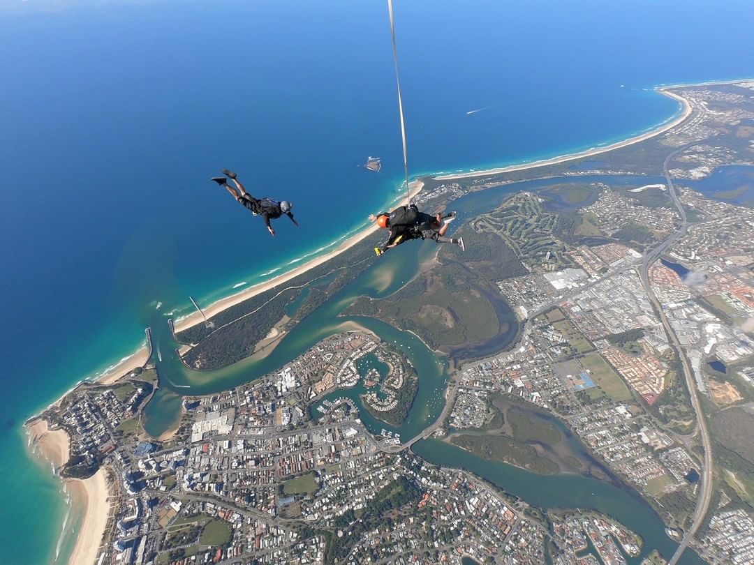 skydiving onto main beach in gold coast