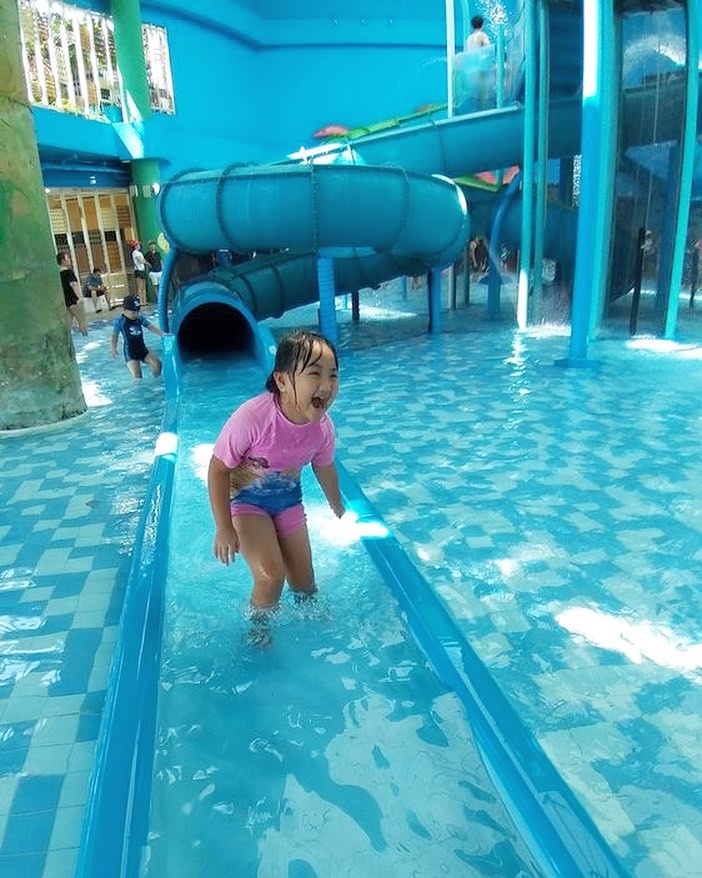 splash @ kidz amaze - kid on slide