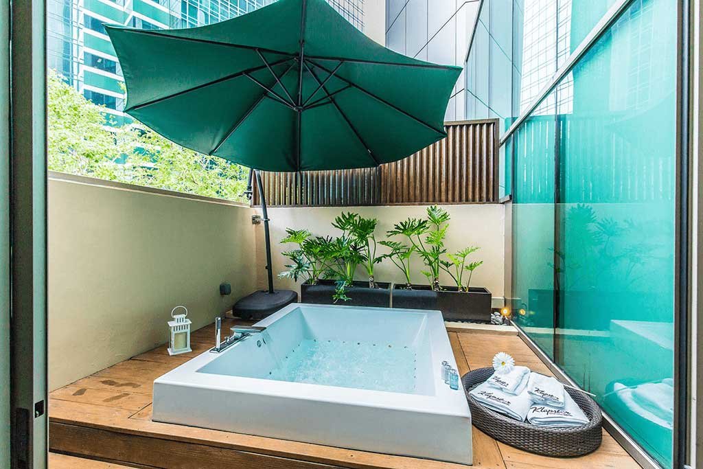 hotels with private jacuzzi -Klapstar Boutique Hotel
