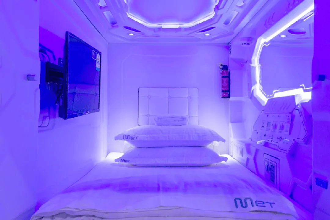 hostels in Singapore - Met A Space Pod