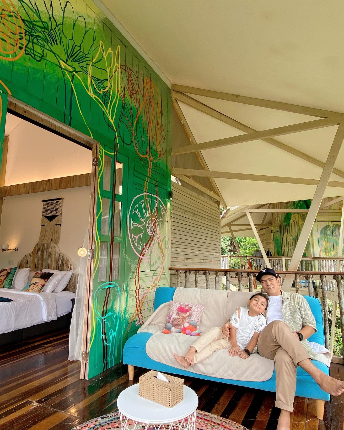 Tiarasa Escapes Glamping Resort, balkon vila puncak pohon