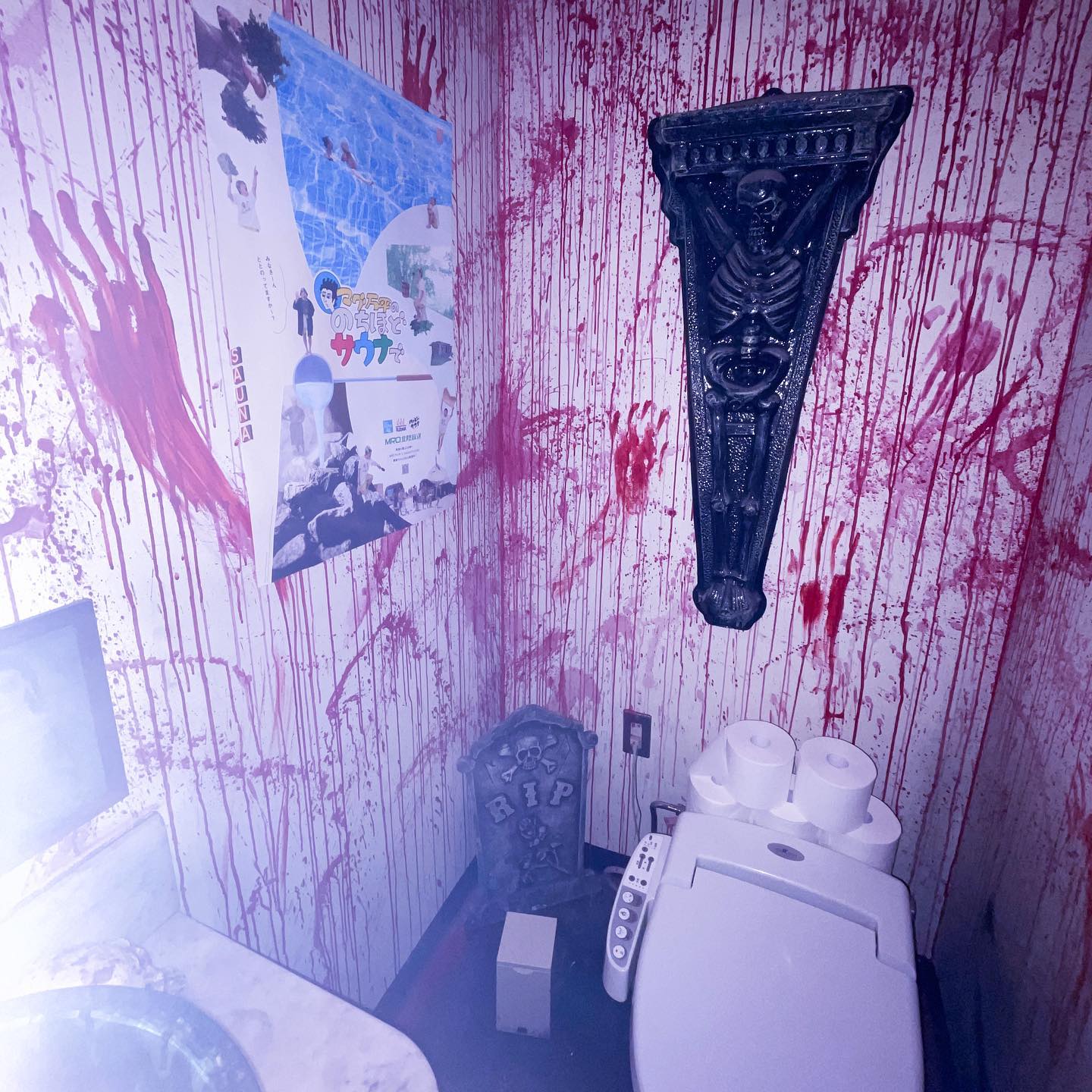 7 Bizzare Foodie Experience Vampire Cafe Toilet