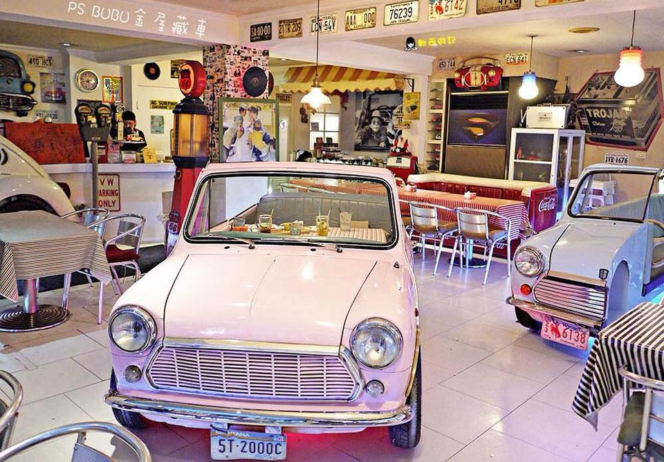 7 Bizzare Foodie Experience PS Bubu Vintage Carpet Cafe