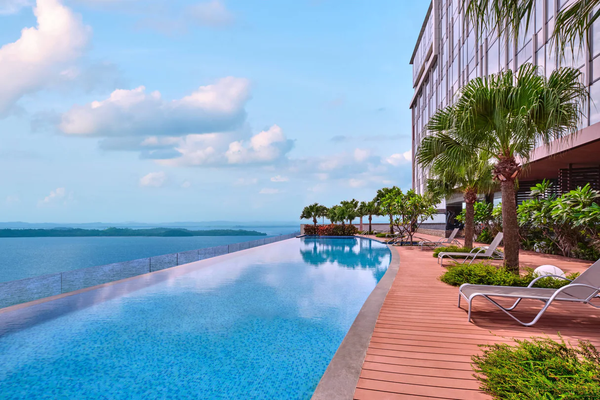 Batam Marriott Hotel Harbour Bay pool