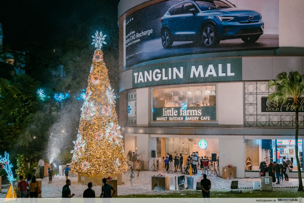 Tanglin Mall christmas tree with snow