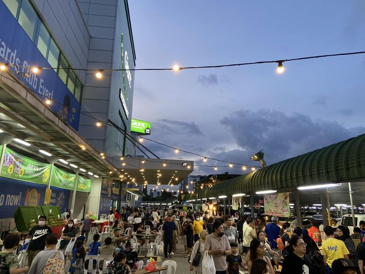 tampines night market -giant hypermarket car park