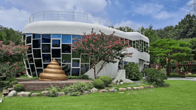 11 Strange Attractions Around The World Like Unique Tours & Museums