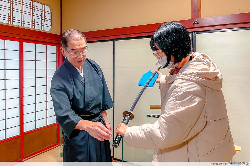 Things to do Chubu - sword holding at shijimaya honpo