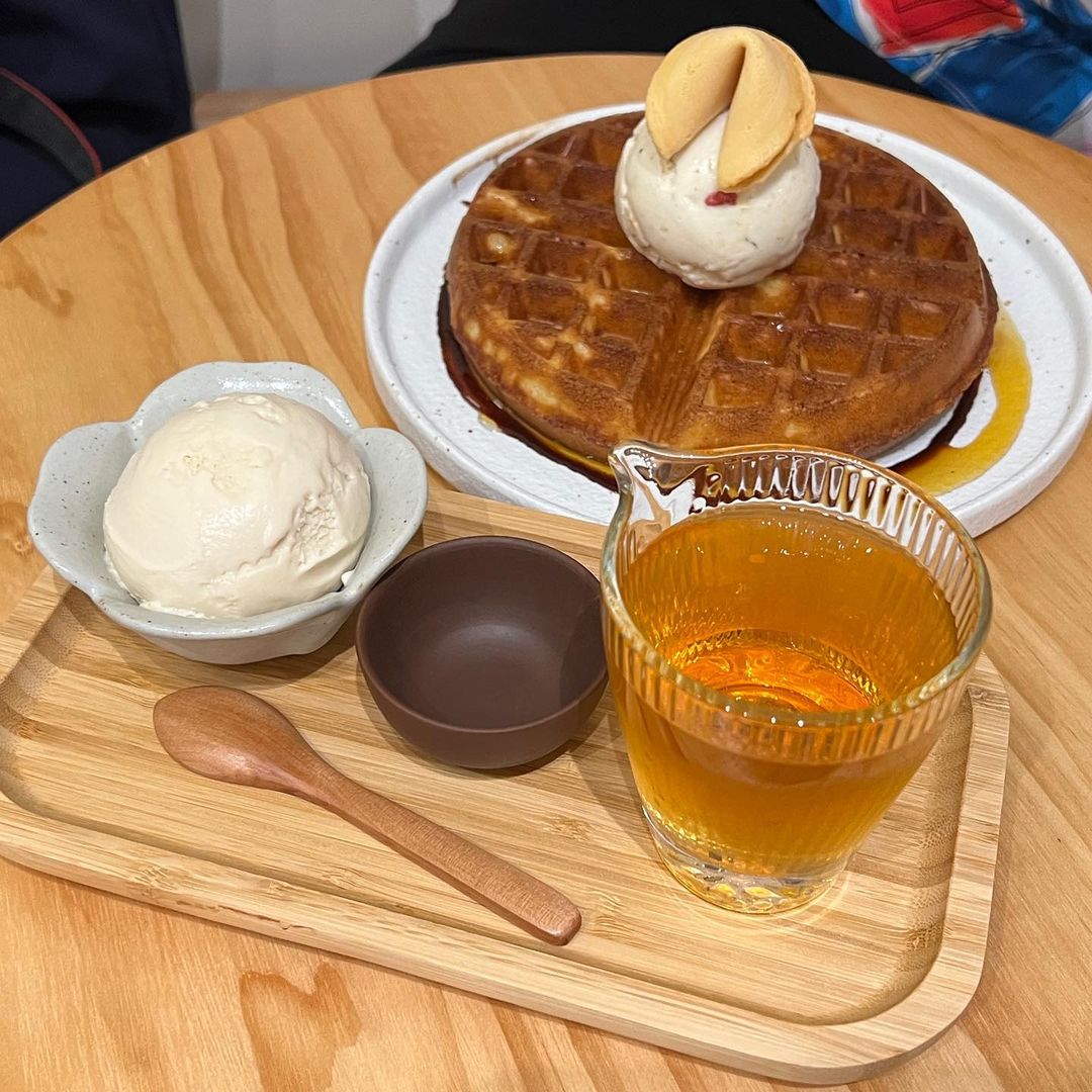 Ri Ri Cha waffles and ice-cream