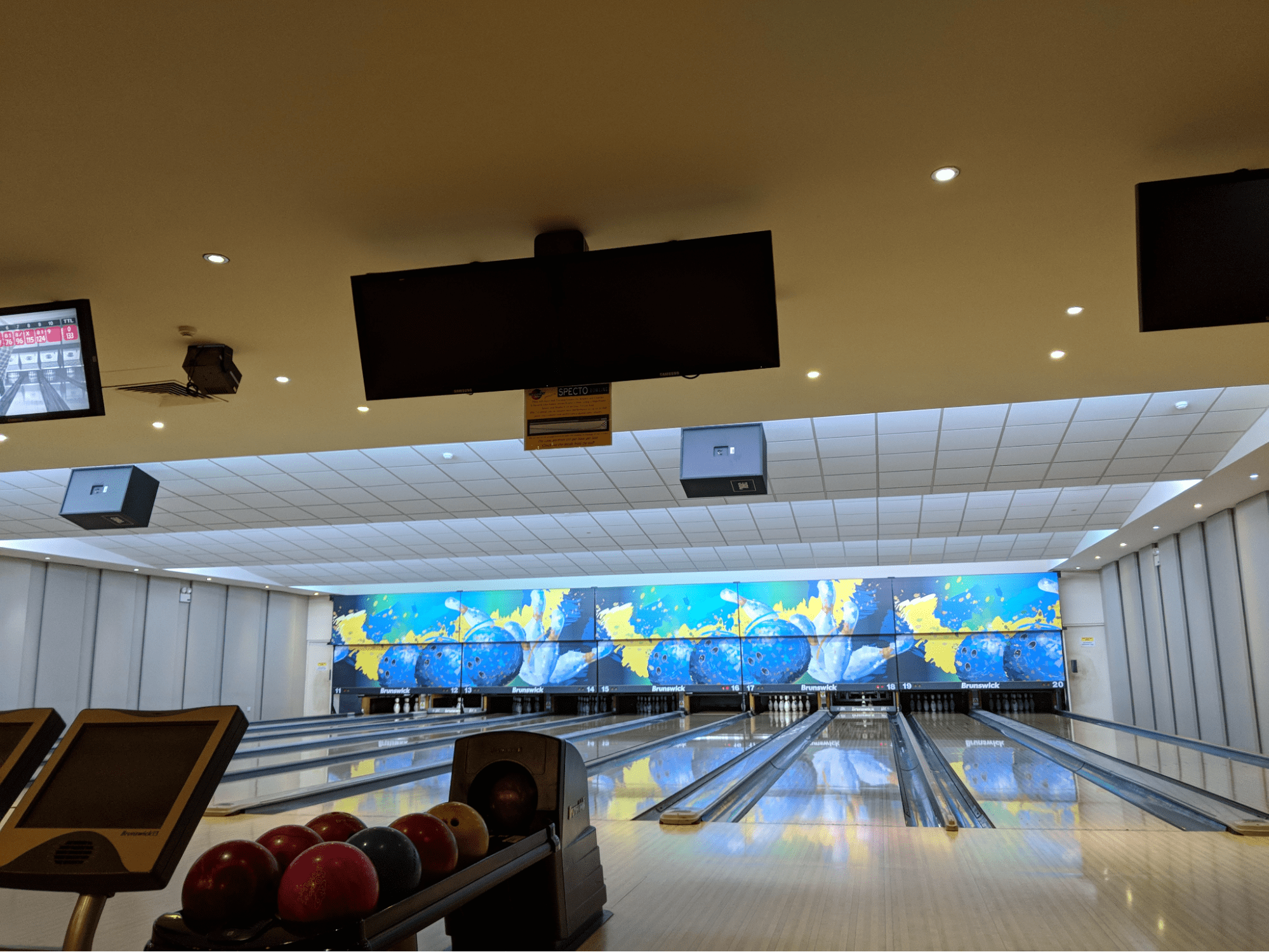 bowling alleys singapore - planet bowl