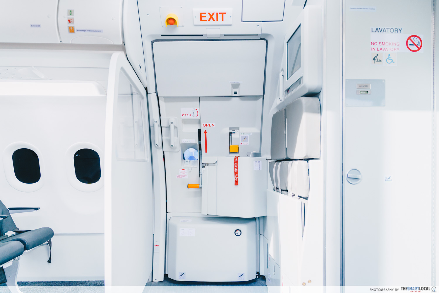 Airline myths - Aircraft emergency exit