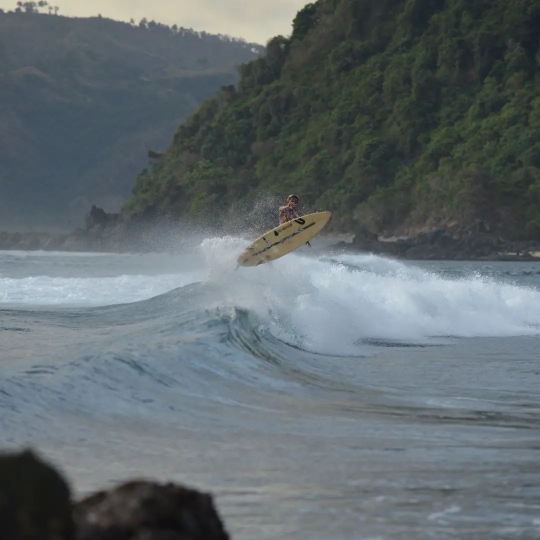 Mawi Beach surfing