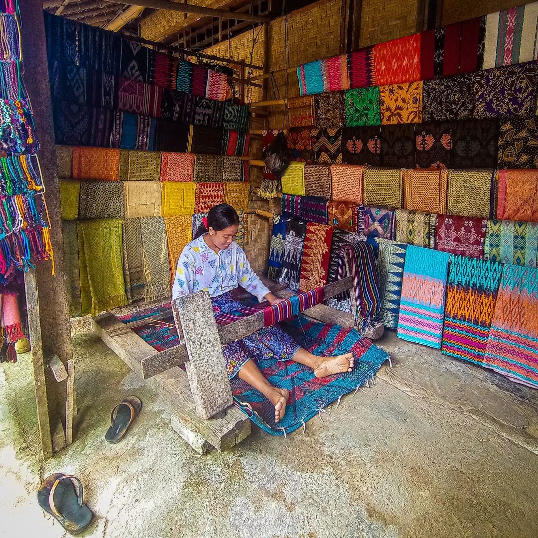 Sade Village Lombok fabric weaver