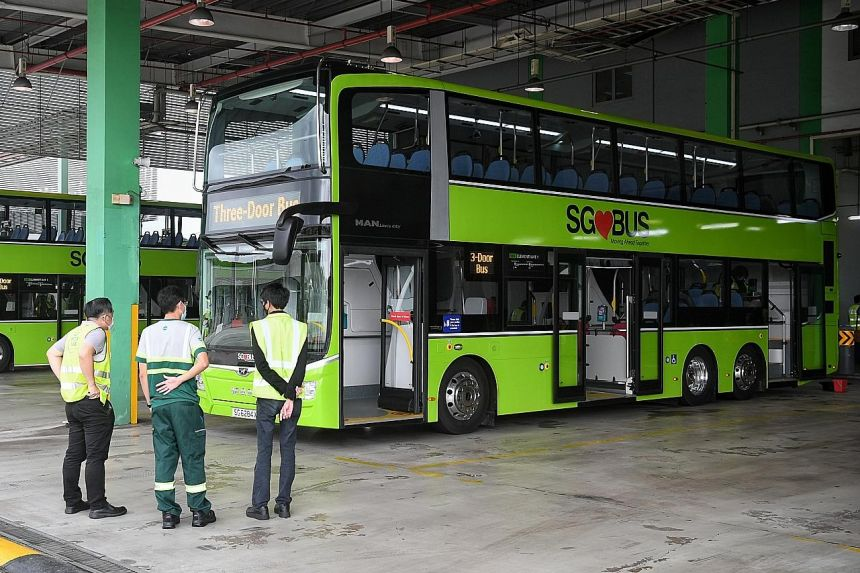 Singapore public transport - 3-door Double Decker Bus