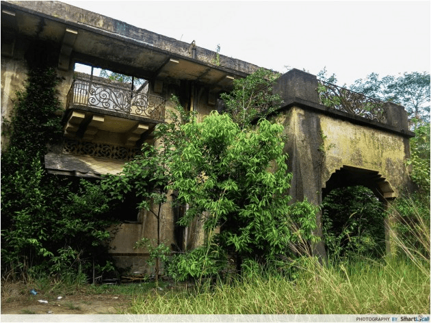 abandoned mansions - istana woodneuk entrance